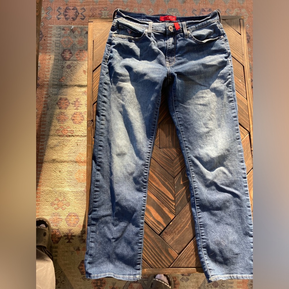 Guess straight leg jeans size 4 dark wash